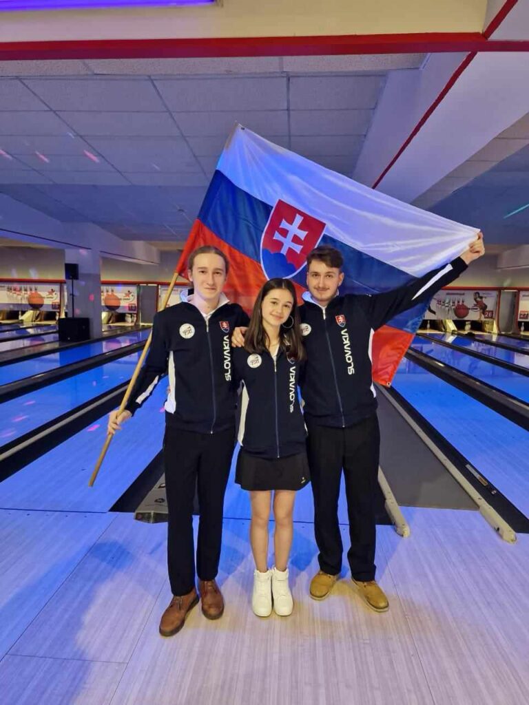 Naši hráči a hráčka (zľava Šimin Jaroš, Lenka Bikárová, Martin Malcho) na Majstrovstvách Európy juniorov vo Viedni